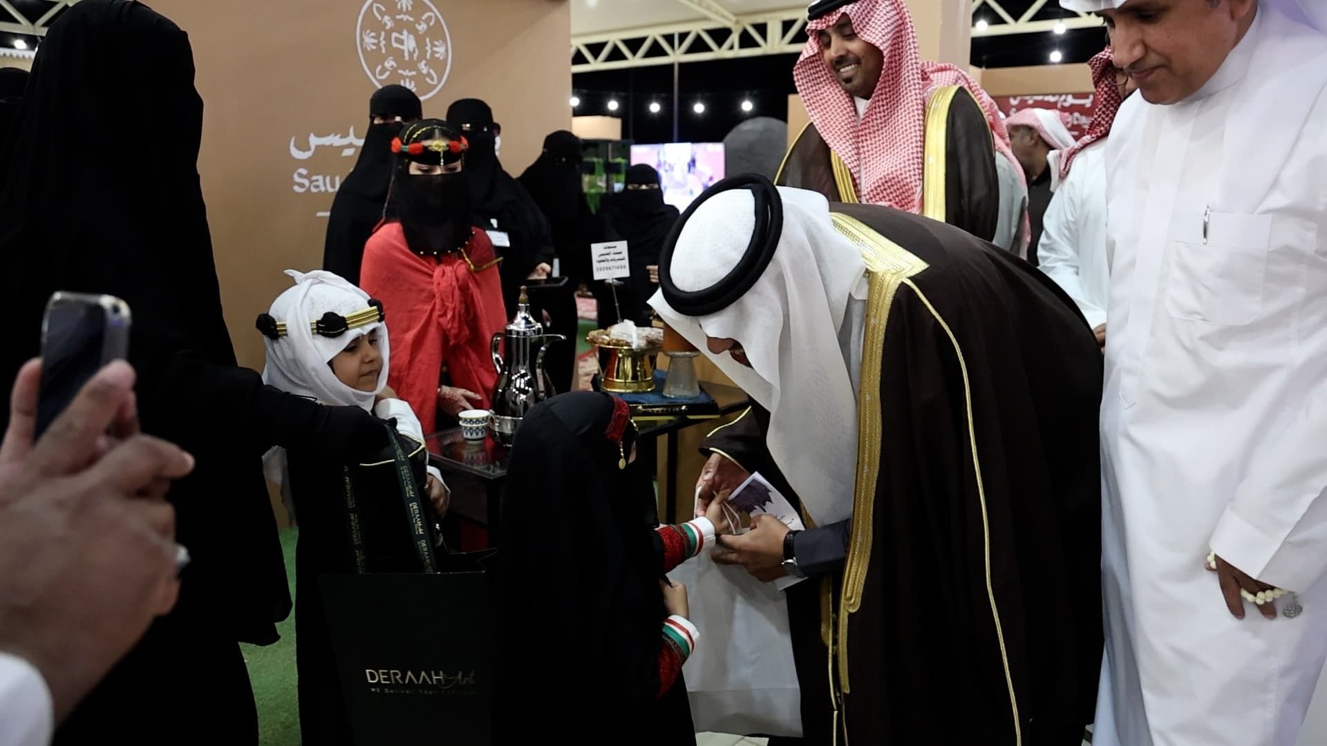 زوار ومنتجات في سوق أرياف ضرية